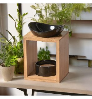  photo du brûle-parfum entouré d’accessoires bien-être comme des serviettes et des huiles essentielles