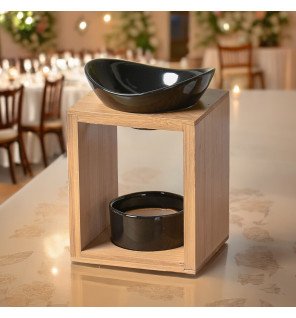  gros plan sur la coupelle du brûle-parfum remplie d’eau parfumée