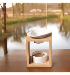  détail du socle en bois du brûle-parfum arum pour une touche chaleureuse