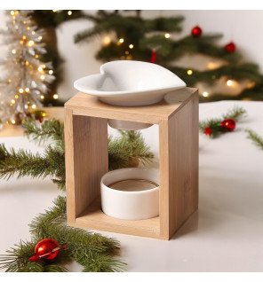  main versant de l’huile essentielle dans le brûle-parfum arum