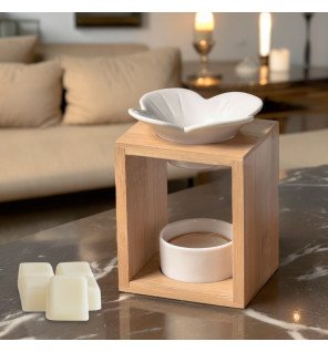  détail du brûle-parfum montrant la texture naturelle du bois et la finition lisse de la céramique