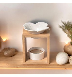  détail du socle en bois robuste du brûle-parfum pour souligner sa qualité artisanale