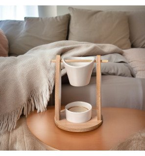  détail du brûle-parfum voile mettant en valeur la texture du bois et la finesse de la céramique