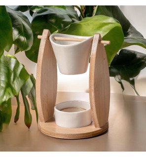  brûle-parfum voile placé sur une étagère avec des livres et des objets déco