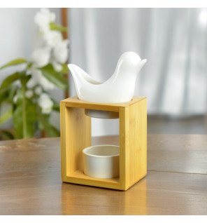  détail du socle en bois naturel du brûle-parfum birdy blanc pour une touche chaleureuse