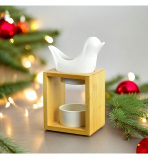  gros plan sur la coupelle du brûle-parfum remplie d’eau et d’huile essentielle