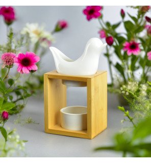  accessoire de bien-être en céramique blanche et bois clair pour parfumer la maison