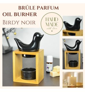  ambiance zen avec le brûle-parfum birdy noir diffusant une légère vapeur parfumée