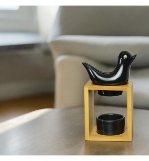  brûle-parfum birdy noir utilisé lors d’une séance de méditation pour une atmosphère relaxante
