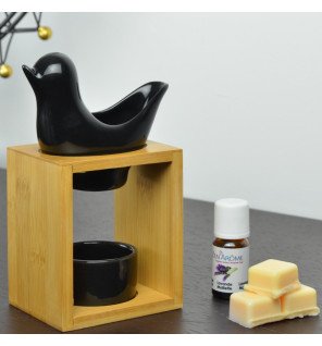  focus sur le socle en bambou naturel du brûle-parfum birdy noir