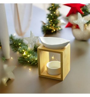  gros plan sur le réservoir du brûle-parfum prêt à accueillir de l’eau parfumée