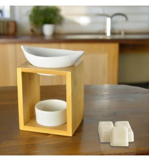  brûle-parfum feuillage utilisé lors d’un moment de relaxation sur un tapis moelleux