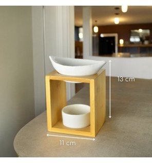  diffuseur posé sur une étagère en bois dans une chambre à la lumière tamisée