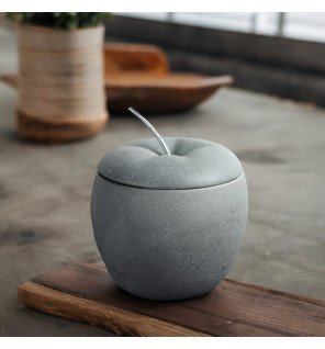  brûle-parfum pome d'amour utilisé dans un salon moderne