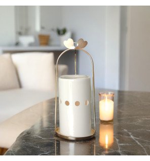  main versant de l’huile essentielle dans le brûle-parfum