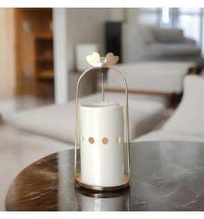  brûle-parfum inspiration décorant une étagère minimaliste