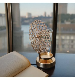  objet décoratif en céramique et métal sur une étagère