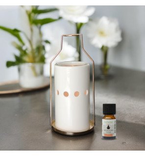  détail du brûle-parfum montrant la finition soignée du métal noir mat