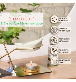  main versant de l’huile essentielle dans le brûle-parfum matelot