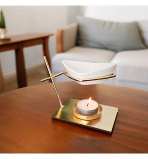  vue latérale du brûle-parfum inspiration avec bougie chauffe-plat allumée