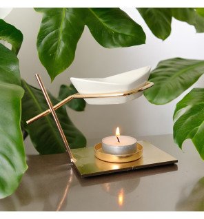  détail du support en métal noir du brûle-parfum