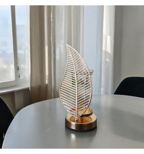  diffuseur de parfum en métal noir et verre transparent sur un plateau décoratif