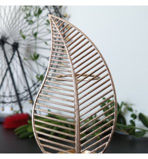  brûle-parfum inspiration placé sur une étagère avec des plantes vertes