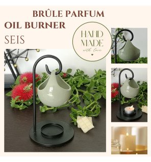  ambiance zen avec le brûle-parfum seis diffusant une légère fumée parfumée dans un salon cosy