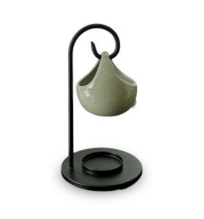  brûle-parfum inspiration seis en céramique blanche utilisé dans une salle de bain pour une diffusion discrète et efficace