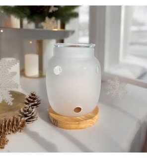  détail du support en bois du brûle-parfum mettant en avant la qualité des matériaux