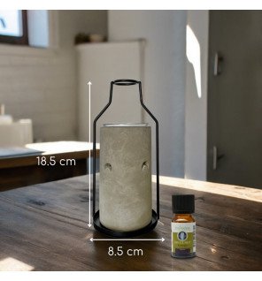  brûle-parfum posé sur un plateau en bois avec des huiles essentielles