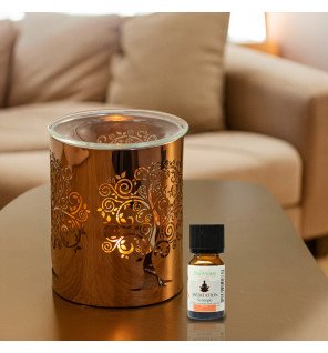  détail du brûle-parfum montrant la finesse du travail du métal ajouré