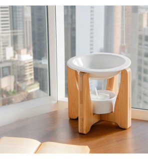  détail du brûle-parfum montrant la texture lisse de la céramique et la finition naturelle du bambou