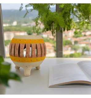  détail du brûle-parfum montrant la finition lisse et brillante de la céramique