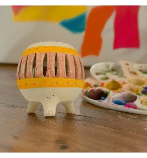  vue latérale du brûle-parfum mettant en valeur sa forme arrondie et son design épuré