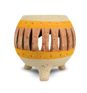  brûle-parfum en céramique blanche accompagné d’accessoires de décoration minimalistes