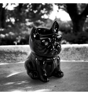  détail du socle du brûle-parfum mettant en avant la stabilité et la qualité des matériaux