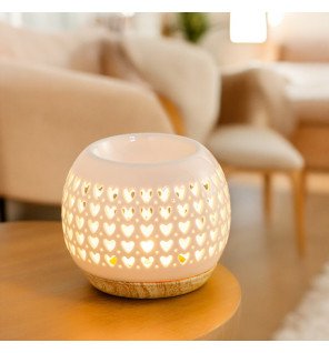  détail du brûle-parfum montrant les ouvertures en forme de cœur et la finition artisanale