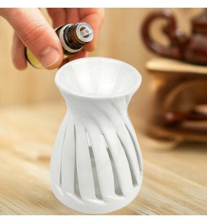  vue latérale du brûle-parfum mettant en valeur sa finition artisanale et ses courbes élégantes