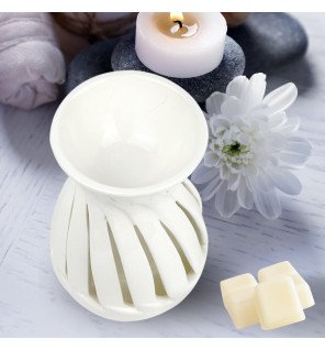  brûle-parfum utilisé lors d’une séance de méditation pour une diffusion douce des arômes