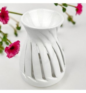  brûle-parfum en céramique blanche avec une lumière tamisée pour une ambiance cocooning