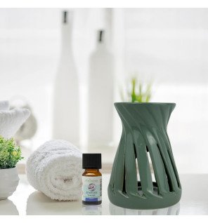  gros plan sur le brûle-parfum vert en céramique avec détails de finition soignée