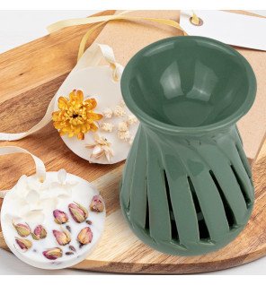  mise en scène du brûle-parfum avec des huiles essentielles à côté