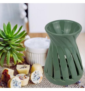  brûle-parfum corta vert utilisé dans un salon moderne pour une touche élégante