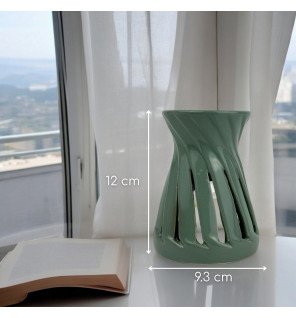  brûle-parfum posé près d’une fenêtre laissant passer la lumière naturelle