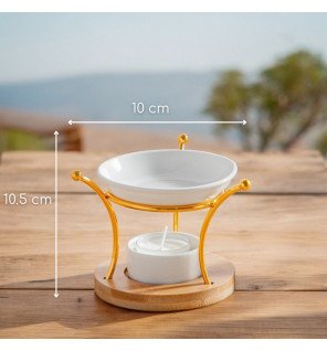  brûle-parfum en céramique blanche sur une étagère décorative