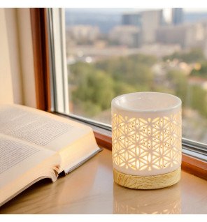  brûle-parfum en céramique blanche avec motif floral utilisé dans un salon