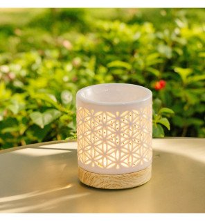  brûle-parfum flower diffusant un parfum délicat dans une pièce cosy