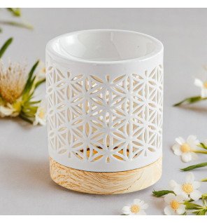  détail du motif floral sculpté sur le brûle-parfum