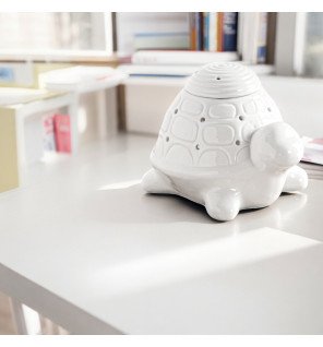  détail du socle du brûle-parfum franklin mettant en valeur la finition artisanale